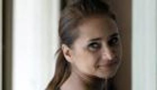 نيللي كريم تحصل على الماجستير من كامبريدج