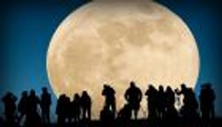 القمر العملاق يضيء الكرة الأرضية الليلة