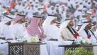 محمد بن زايد يشهد "مسيرة الاتحاد"