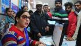 ضعف البصر لم يحرم سيدة هندية من العمل ببنك