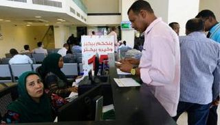 متعاملون في مصرف سوداني - رويترز