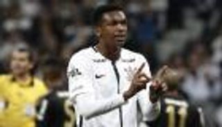 لاعب السيتي الأسبق يتوج بجائزة لاعب العام في البرازيل