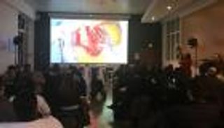 طبيب إماراتي يشارك في أول عملية جراحية ذكية 