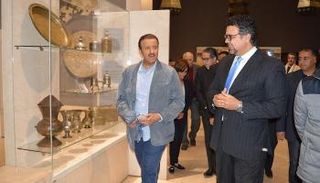 د. سلطان بن سلمان خلال جولته بالمتحف