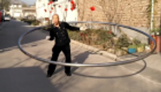 بالفيديو.. مُسن يلعب الـ"هولاهوب" بأكبر طوق في العالم
