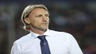 كروتوني يعلن استقالة مدربه