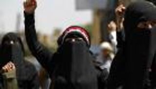 الحوثيون يعتدون على مظاهرة نسائية بصنعاء مؤيدة لصالح