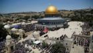 مسيرات غضب ليلية ودعوات للإضراب الشامل في الأراضي الفلسطينية