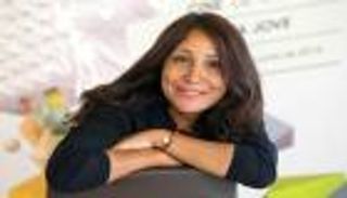 بالفيديو.. السعودية هيفاء المنصور تحصد جائزة "آي دبليو سي" للمخرجين