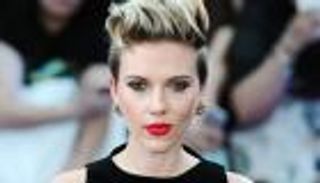 "الباباراتزي" يطاردون سكارليت جوهانسن وعائلتها 6 ساعات