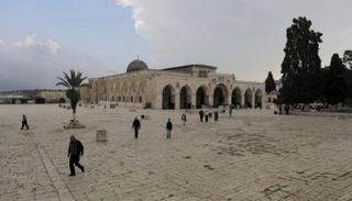 أشخاص يمشون في مجمع الحرم الأقصى بالقدس