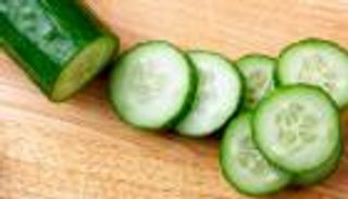 أطعمة لا يُنصح بتجميدها.. الخيار والزبادي أبرزها