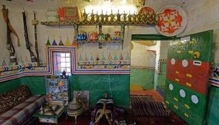 القط العسيري هو فن تزيين جدران المنازل بمنطقة عسير