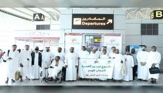 وفد المعتمرين في مطار الشارقة