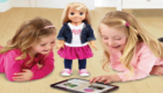 دمية تواجه تهمة التجسس في فرنسا