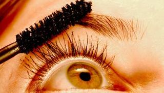 زيت اللافندر يعمل على تطويل وتكثيف الرموش 