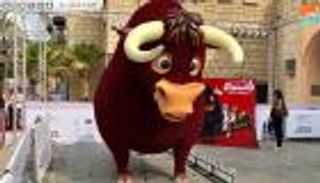 بالصور.. ثور إسباني ضخم على سجادة "دبي السينمائي"