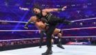 رومان رينز يهزم تربل إتش في النزال الرئيسي لـwwe بأبوظبي