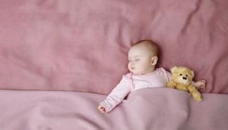 ساعدي طفلك على النوم بمفرده 