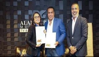 النجمة المصرية شريهان بعد توقيع العقد مع مجموعة العدل جروب