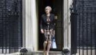 رئيسة الوزراء البريطانية تزين شجرة الكريسماس بحذاء فضي 