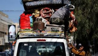 يمنيون يفرون من بطش الانقلابيين الحوثيين-رويترز)