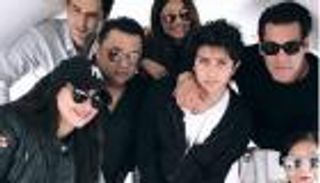 بالصور.. سلمان خان يحتفل بعيد ميلاد والدته