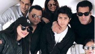 سلمان خان يحتفل بعيد ميلاد والدته