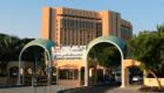 أطباء مستشفى دبي ينجحون في زراعة القوقعة والسماعات العظمية