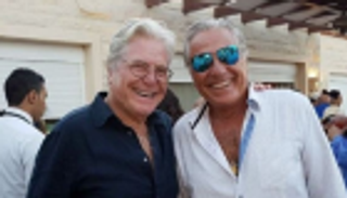 حسين فهمي يشعل التواصل الاجتماعي برقصة في زفاف شقيقه