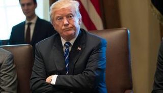 لا يسمح ترامب لأحد بلمس الريموت كونترول