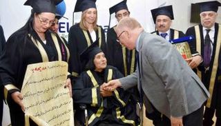 وزير الثقافة المصري يصافح مديحة يسري