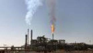 النفط يهبط مع زيادة منصات الحفر الأمريكية