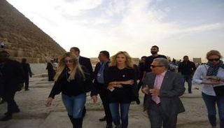 ملكة جمال روسيا تزور الأهرامات