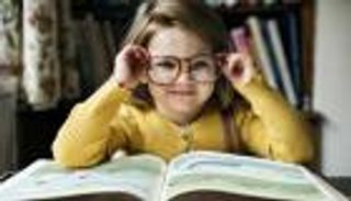 بمشاركته في المذاكرة.. علّمي طفلك حفظ دروسه بسرعة