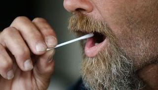 رجل يأخذ عينة من حمضه النووي - أرشيفية