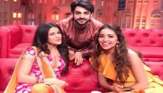 النجم كاران واهي مع بطلتي المسلسل