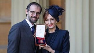 الكاتبة البريطانية "جي كي رولينج" عقب تسلمها الوسام