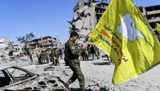 مقاتل كردي في الرقة بعد تحريرها