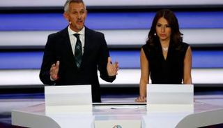 المذيع البريطاني جاري لنكر خلال قرعة كأس العالم 2018 (رويترز)