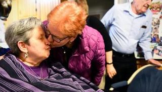  هارييت فريدكين تستقبل إحدى صديقاتها 