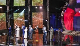 المنشدون خلال الأنشودة الجماعية "لأن للحياة معنى"