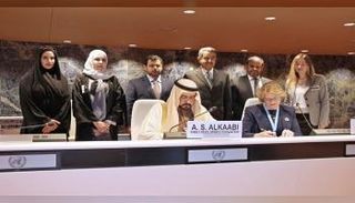 علي سالم الكعبي وديسي كاسترا يوقعان المذكرة