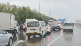 مديرية مرور أبوظبي تدعو قائدي المركبات إلى القيادة بحذر 