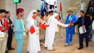 بالصور .. مطارات دبي تستقبل البحرينيين بالورود في يومهم الوطني