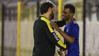 عوض خريص مع مدربه سييرا