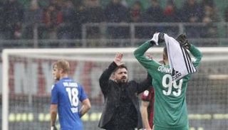 مدرب ميلان وحارسه الشاب