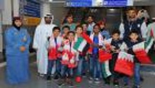 شرطة أبوظبي تستقبل البحرينيين بالورود في يومهم الوطني