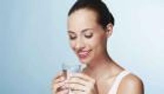 الماء على الريق.. لجسم خالٍ من السموم وذاكرة أقوى