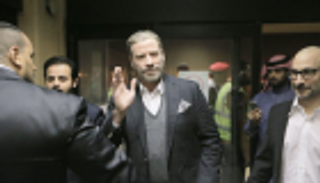 بالصور.. جون ترافولتا يصل السعودية وسط استقبال حاشد
